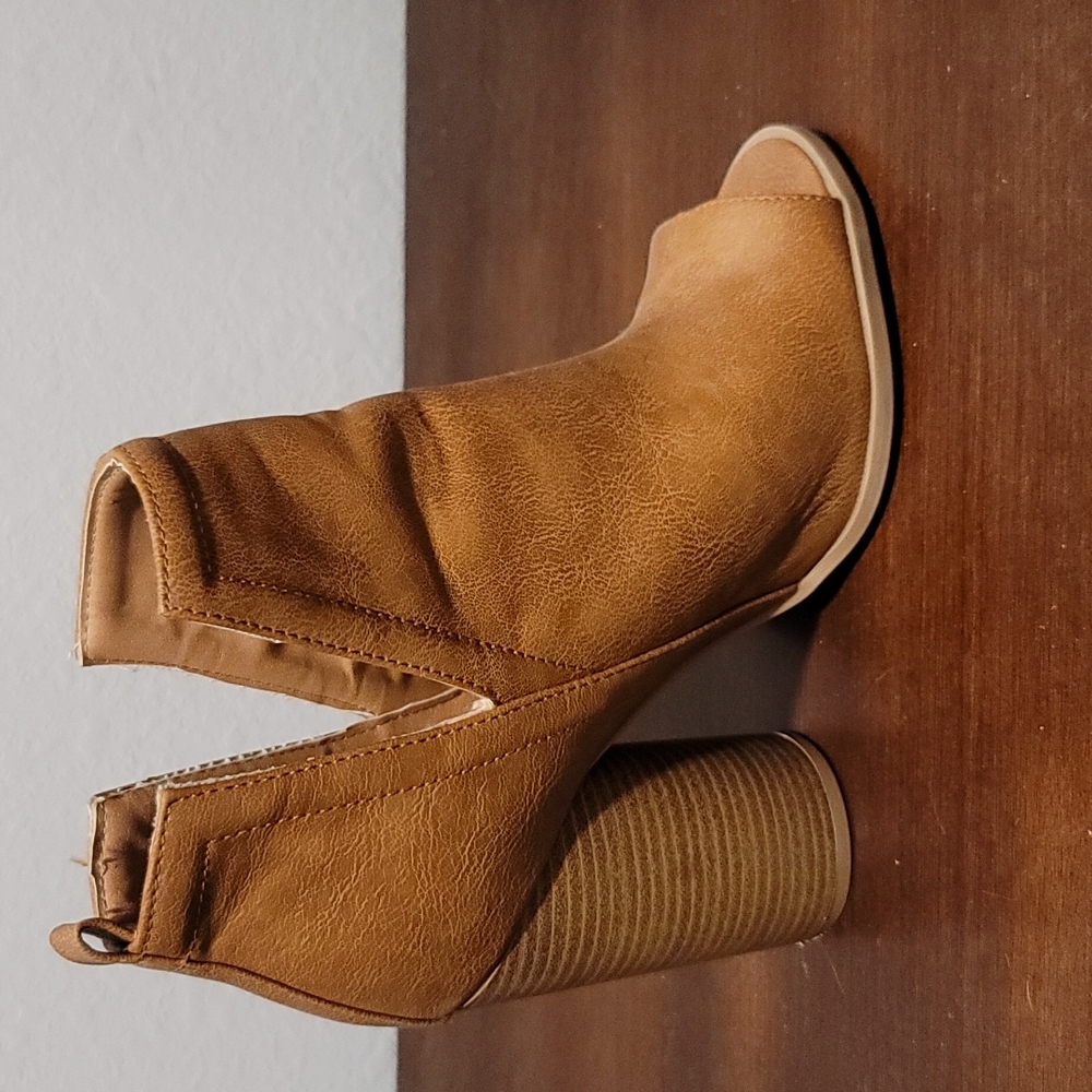 Size 9 booties - Picture 2 of 3